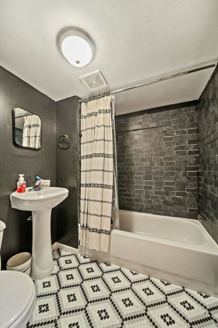 5805 S Kilbourn Avenue, Chicago, IL 60629