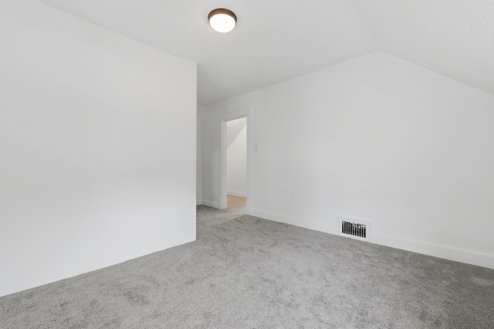 52 Wisconsin Avenue, Waukegan, IL 60085