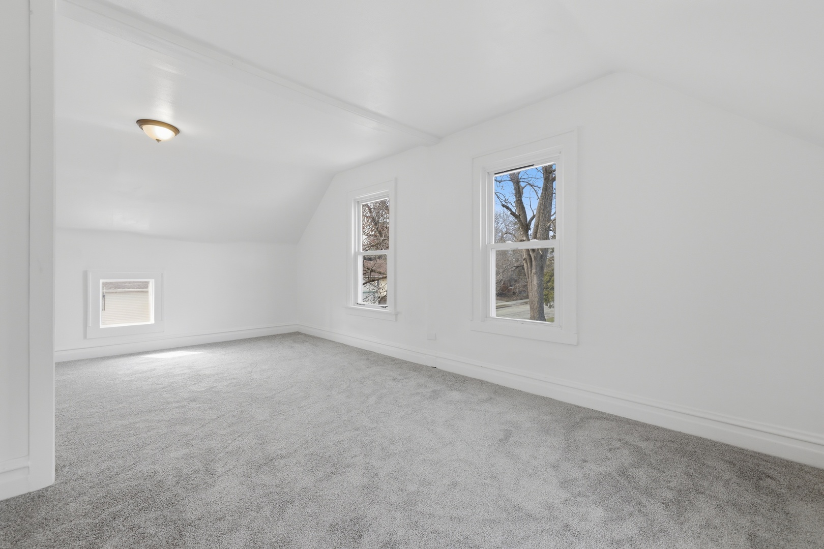 52 Wisconsin Avenue, Waukegan, IL 60085