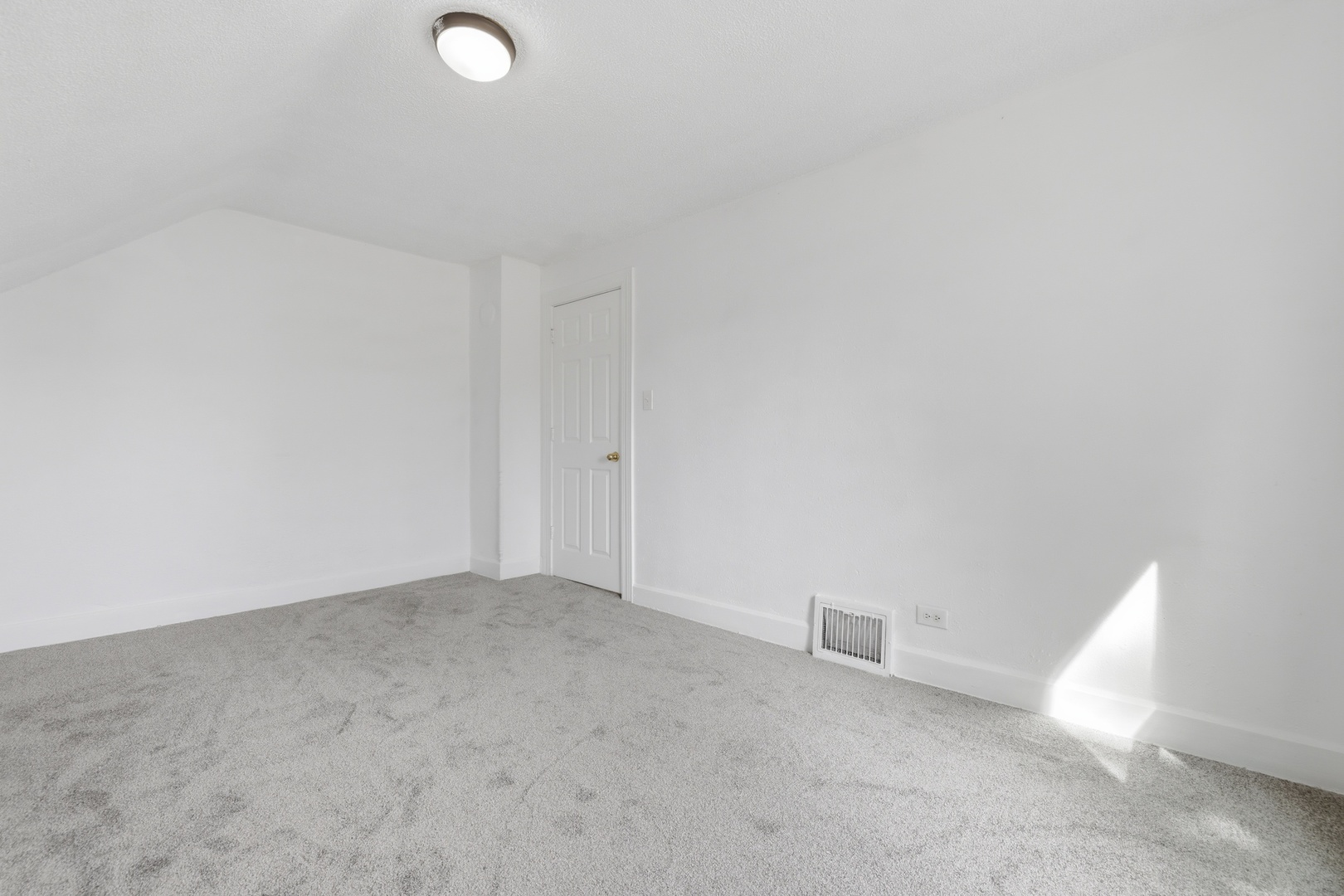 52 Wisconsin Avenue, Waukegan, IL 60085