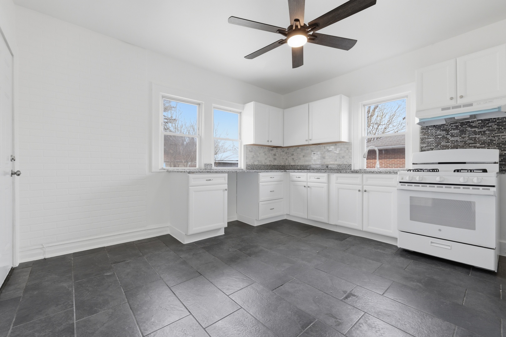 52 Wisconsin Avenue, Waukegan, IL 60085