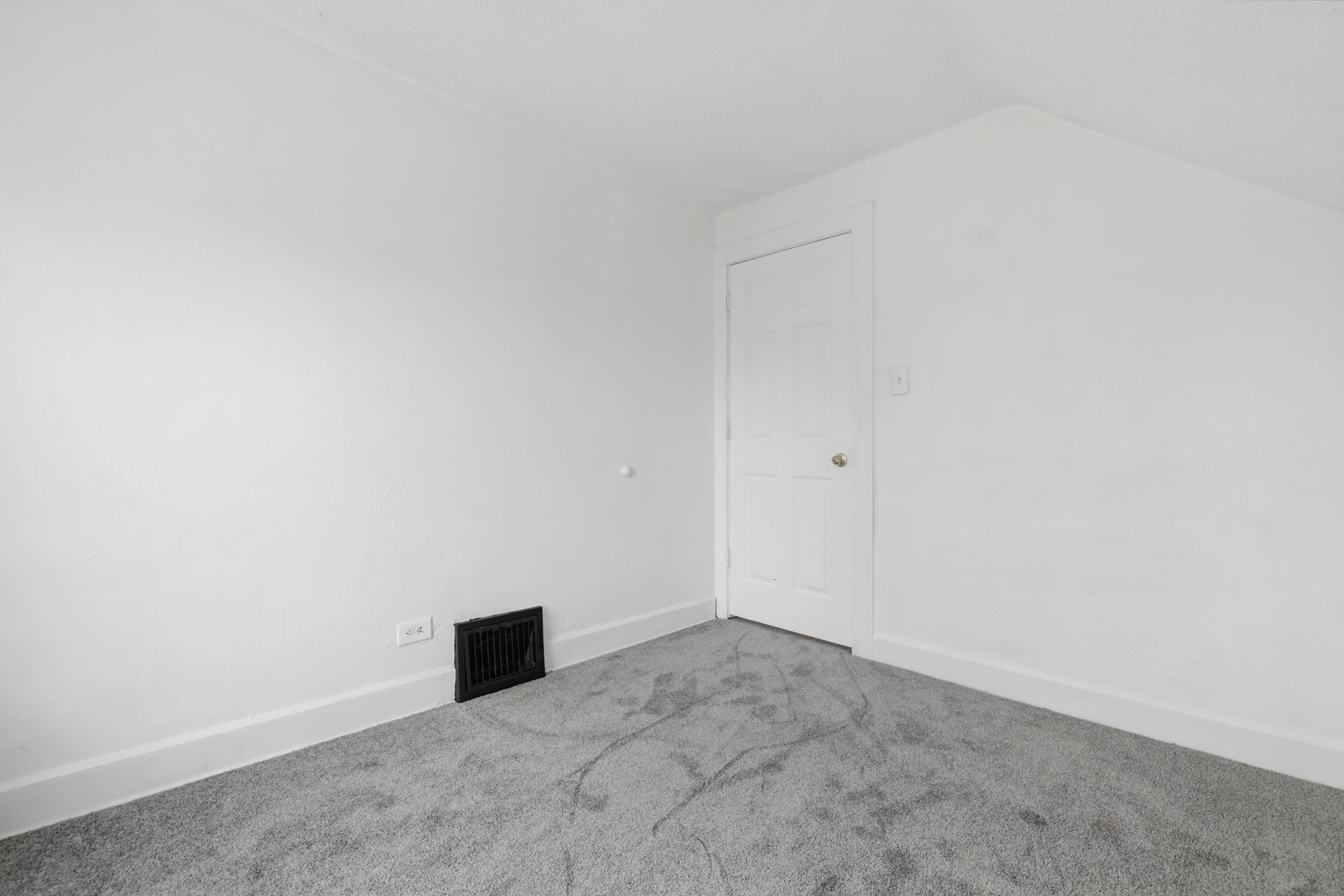 52 Wisconsin Avenue, Waukegan, IL 60085