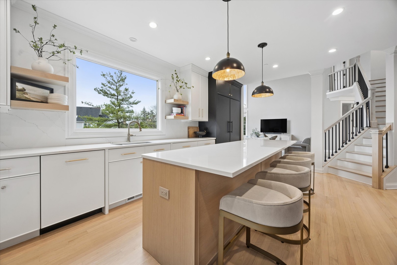 829 Avon Court, Glen Ellyn, IL 60137