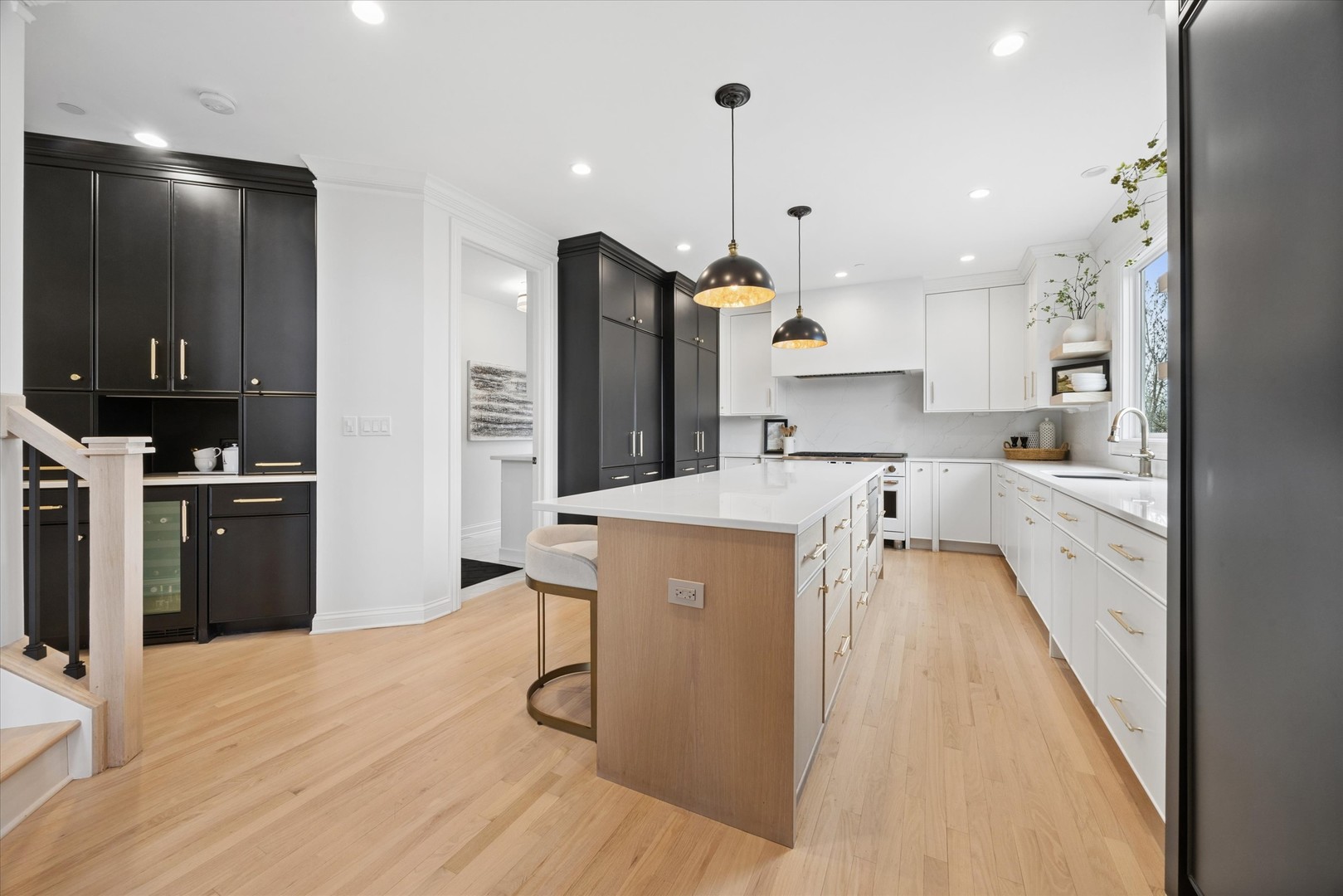 829 Avon Court, Glen Ellyn, IL 60137