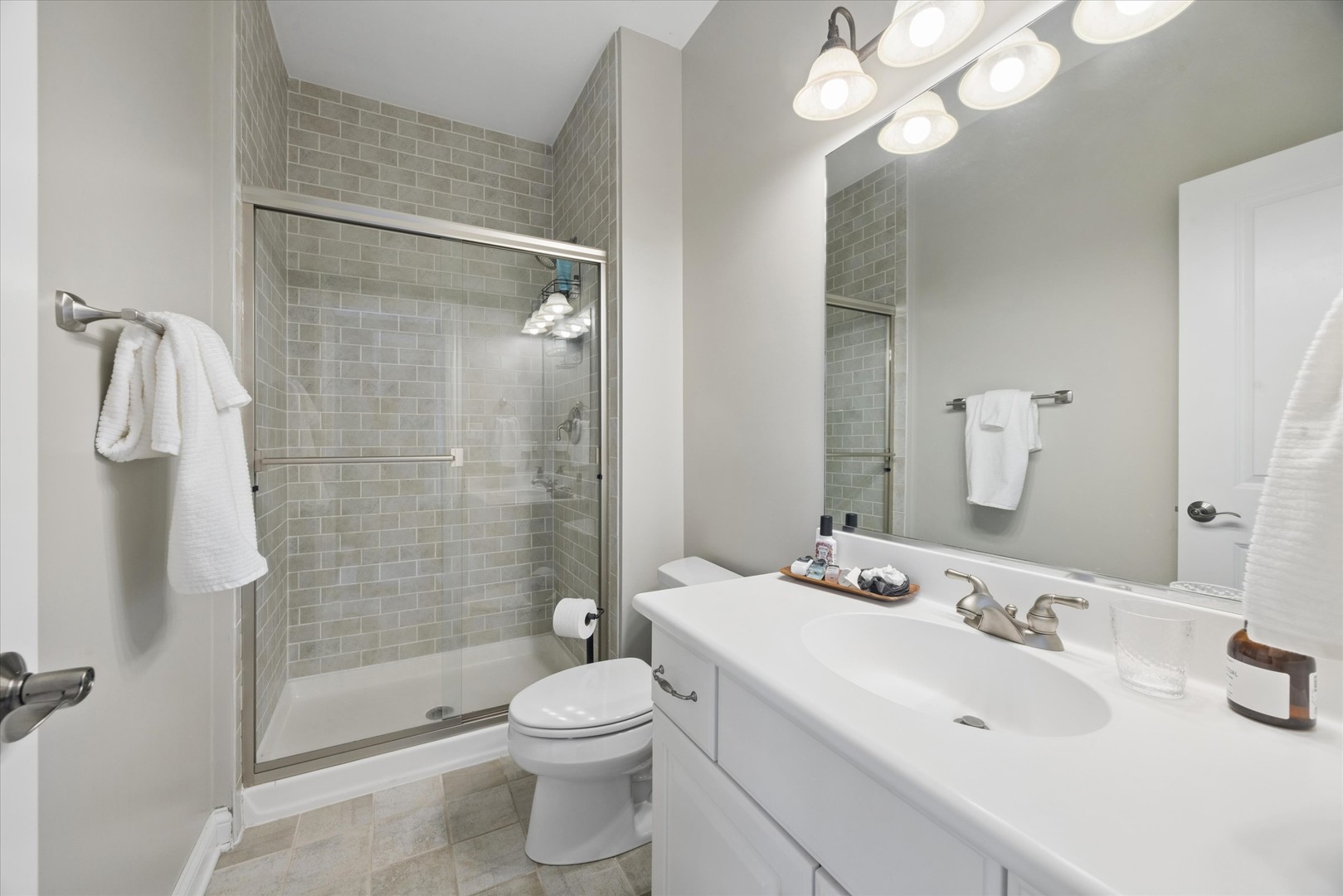 829 Avon Court, Glen Ellyn, IL 60137