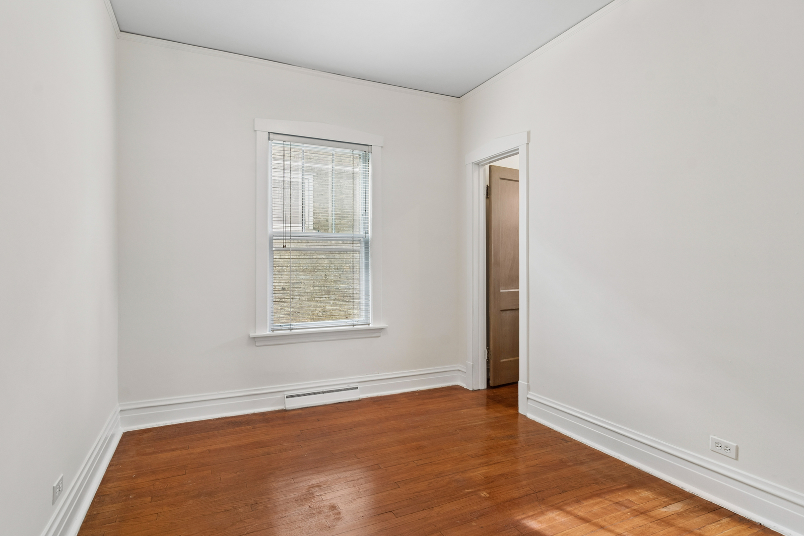 5027 W Ainslie Street, Chicago, IL 60630