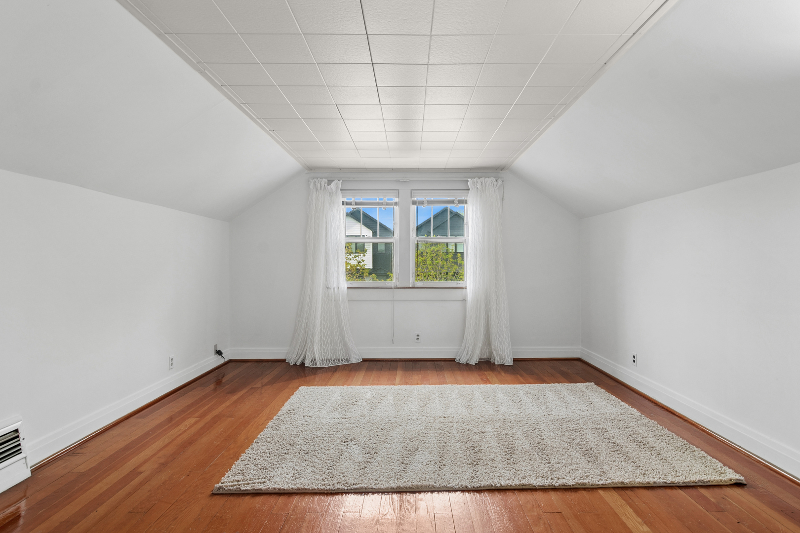 5027 W Ainslie Street, Chicago, IL 60630