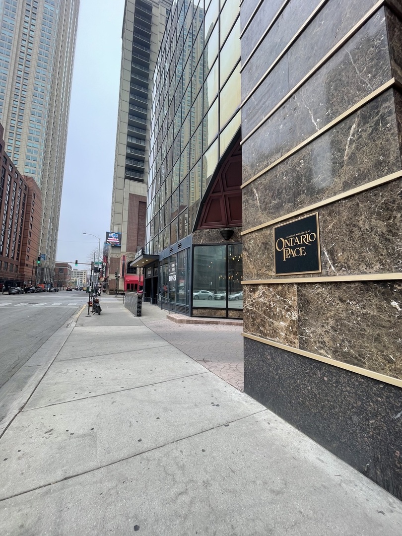 10 E Ontario Street #1707, Chicago, IL 60611