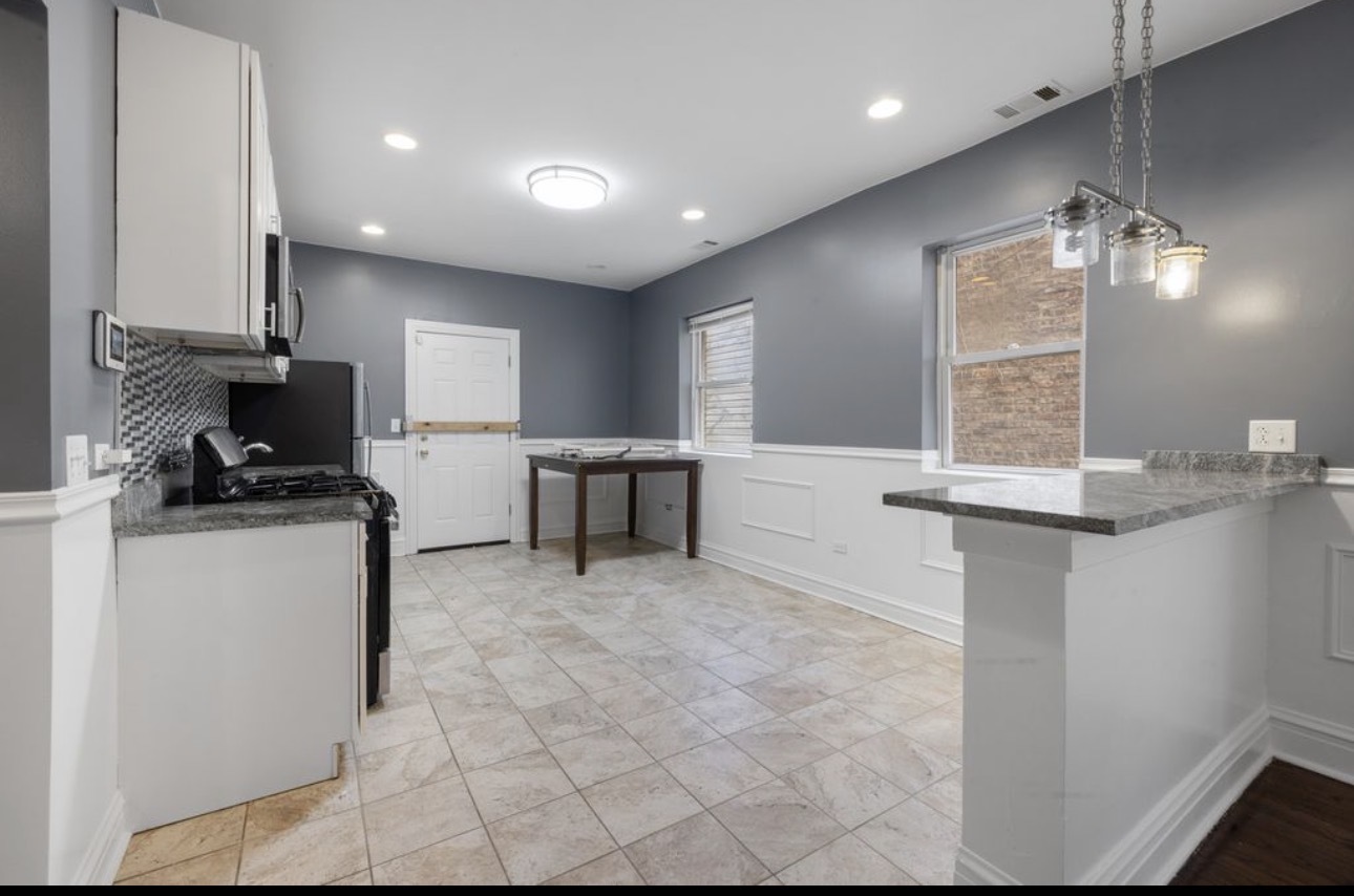 8222 S Maryland Avenue, Chicago, IL 60619