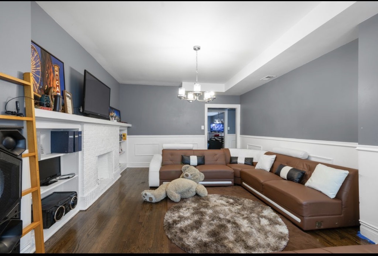 8222 S Maryland Avenue, Chicago, IL 60619