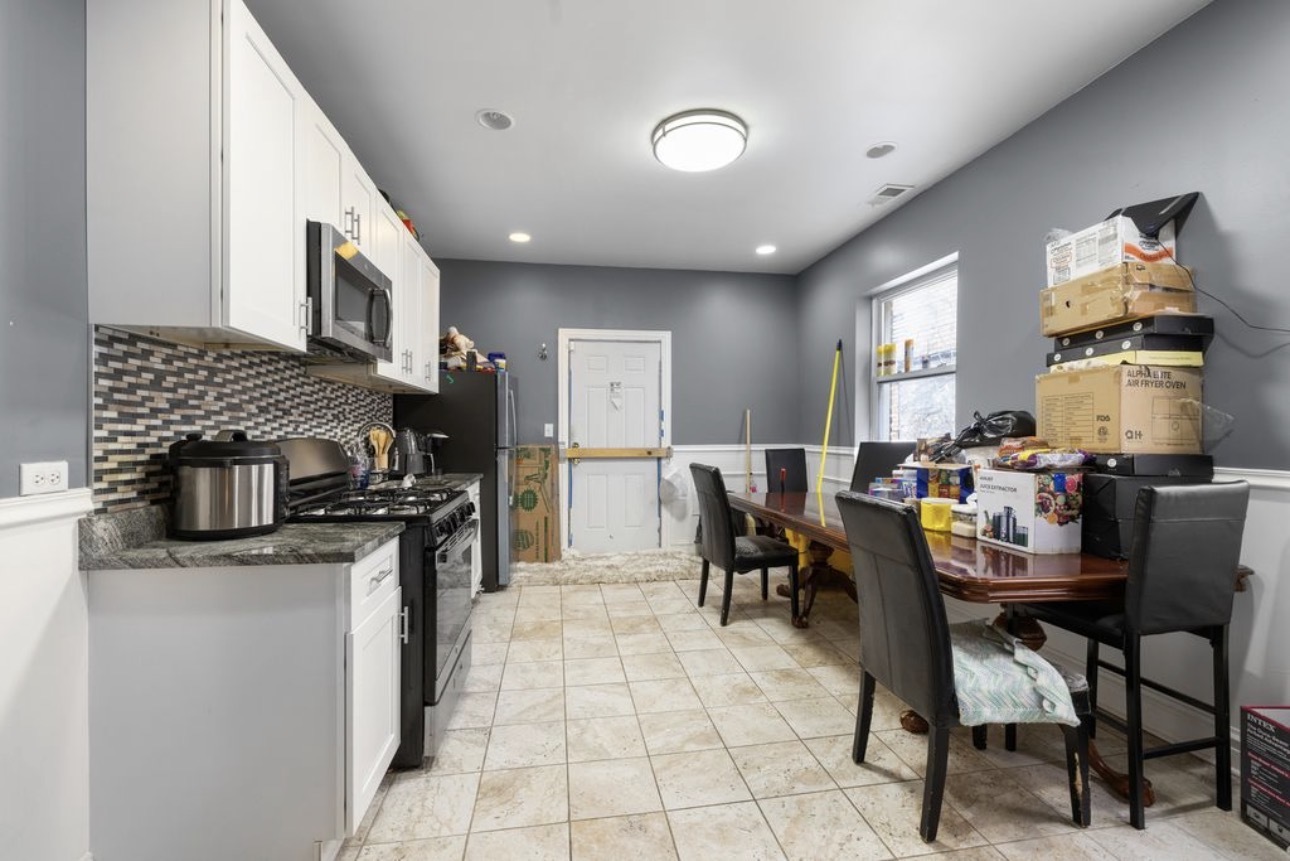 8222 S Maryland Avenue, Chicago, IL 60619