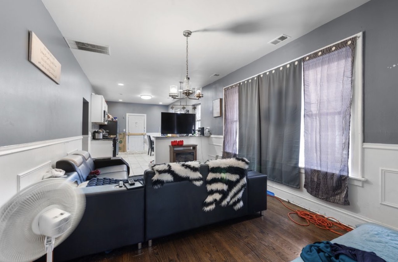 8222 S Maryland Avenue, Chicago, IL 60619