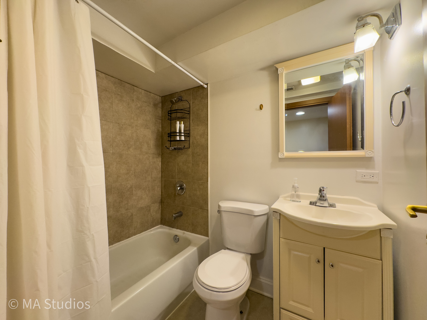 1647 W Sherwin Avenue #1, Chicago, IL 60626