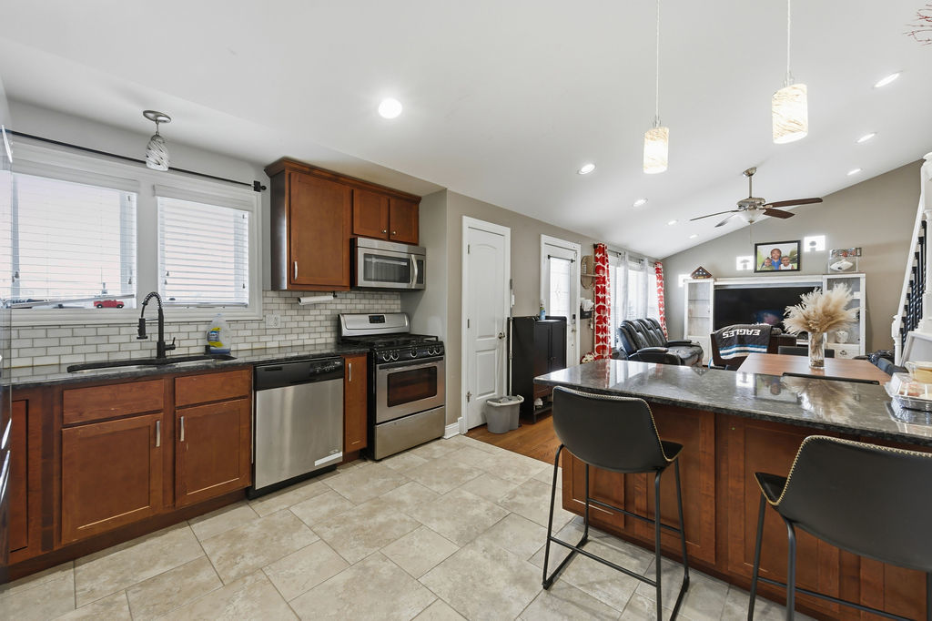 9829 S 51st Avenue, Oak Lawn, IL 60453