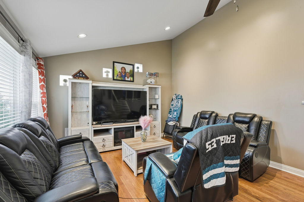 9829 S 51st Avenue, Oak Lawn, IL 60453