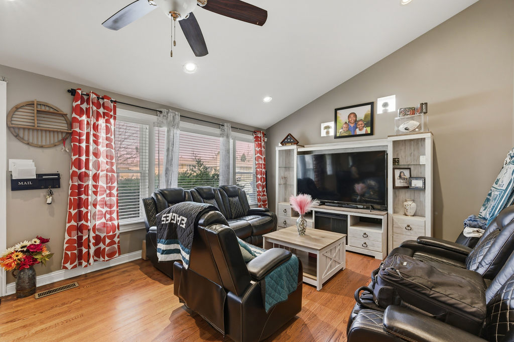 9829 S 51st Avenue, Oak Lawn, IL 60453