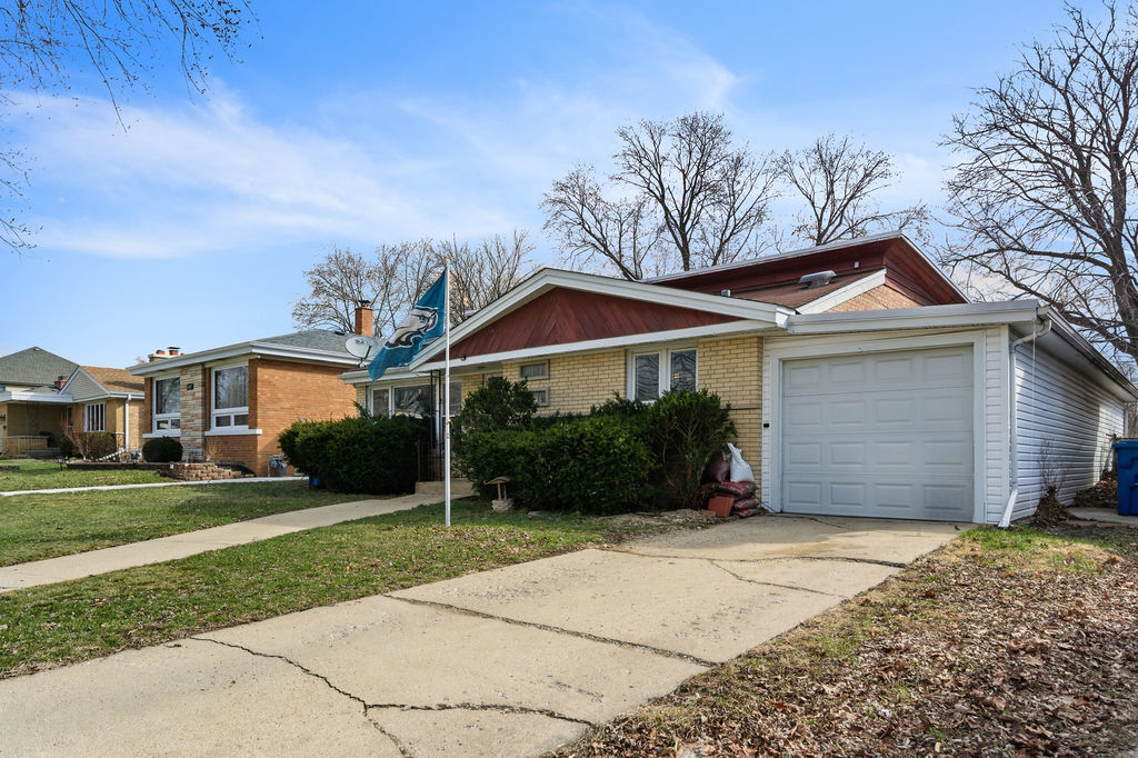 9829 S 51st Avenue, Oak Lawn, IL 60453