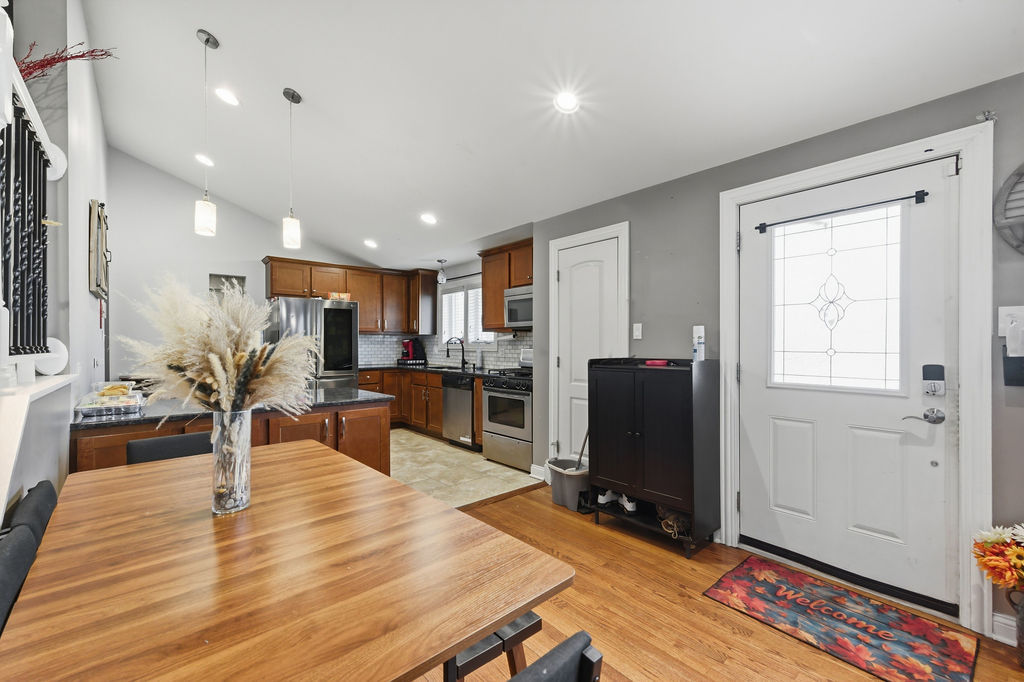 9829 S 51st Avenue, Oak Lawn, IL 60453