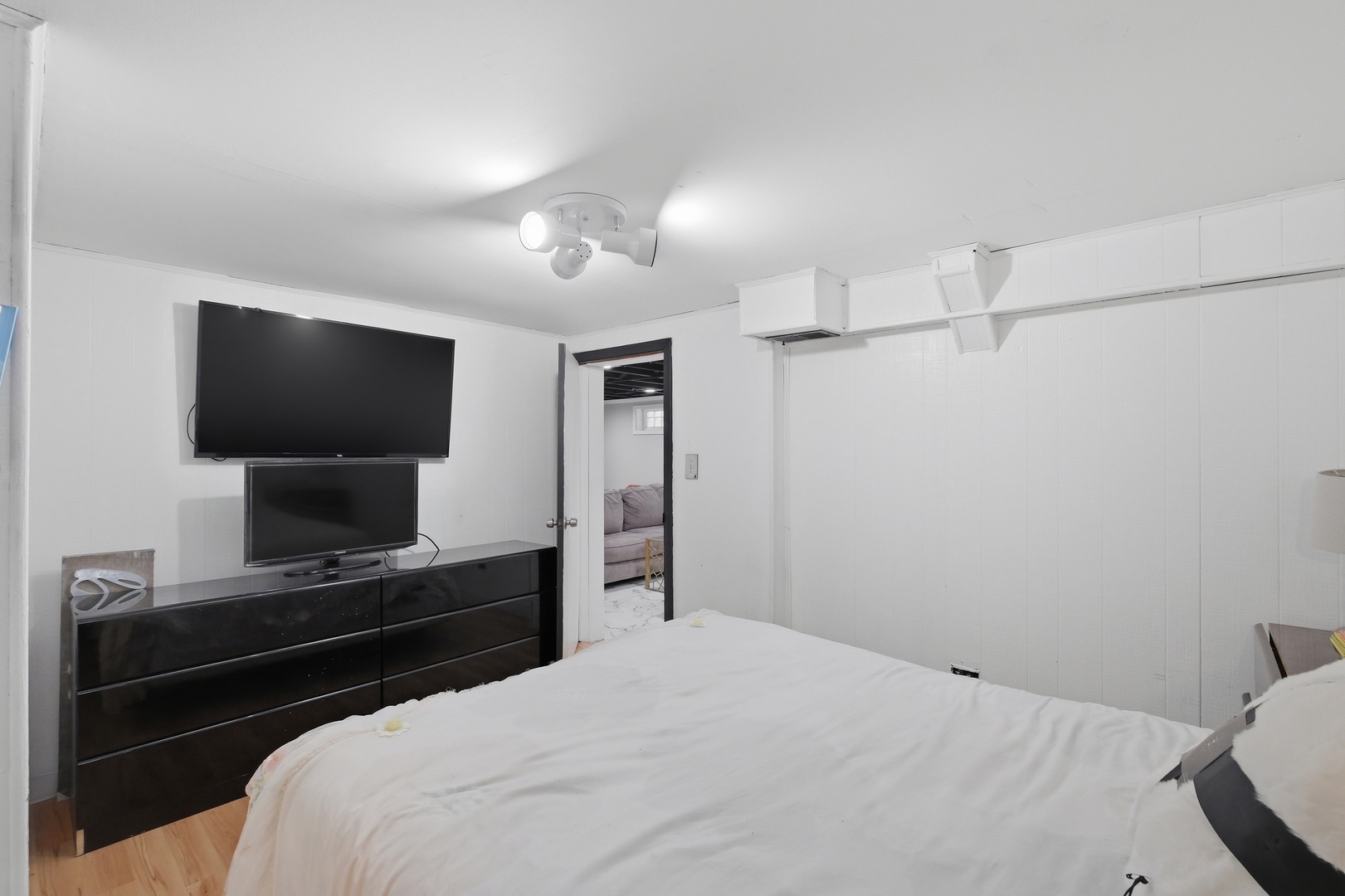 9728 S Tripp Avenue, Oak Lawn, IL 60453