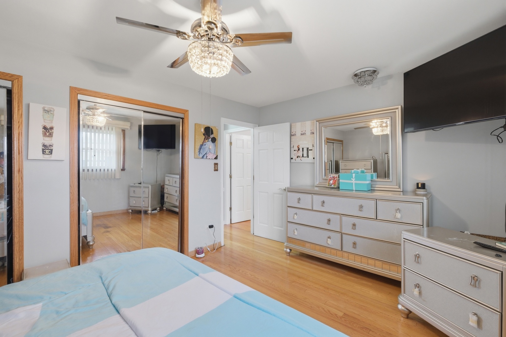 9728 S Tripp Avenue, Oak Lawn, IL 60453