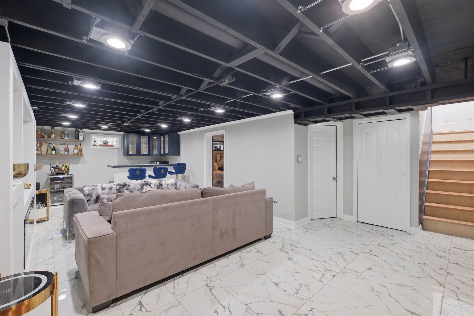 9728 S Tripp Avenue, Oak Lawn, IL 60453