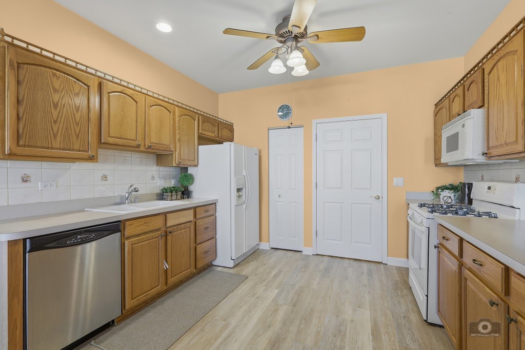 21450 Lake St Clair Drive, Crest Hill, IL 60403