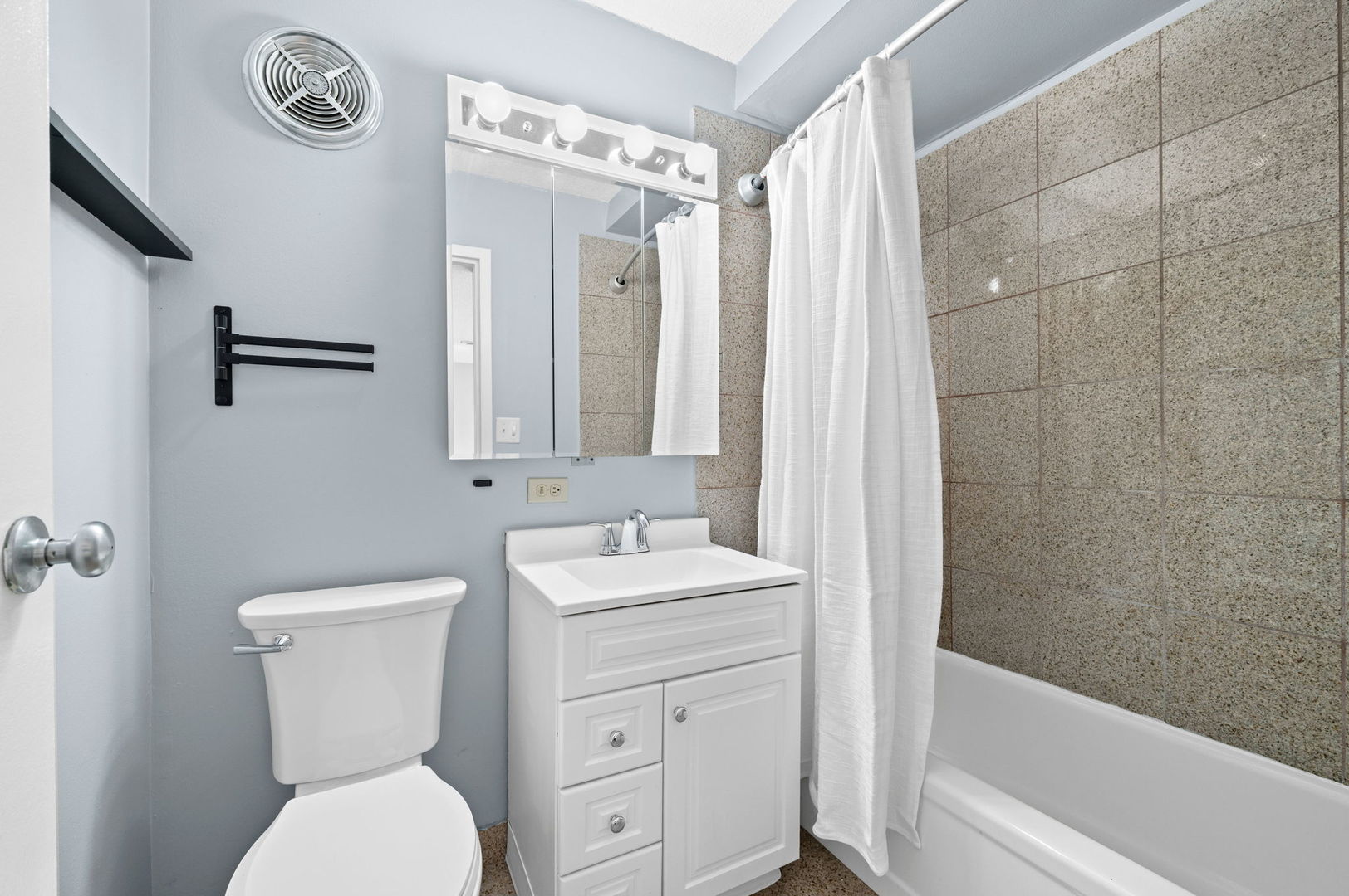 30 E Division Street #14C, Chicago, IL 60610