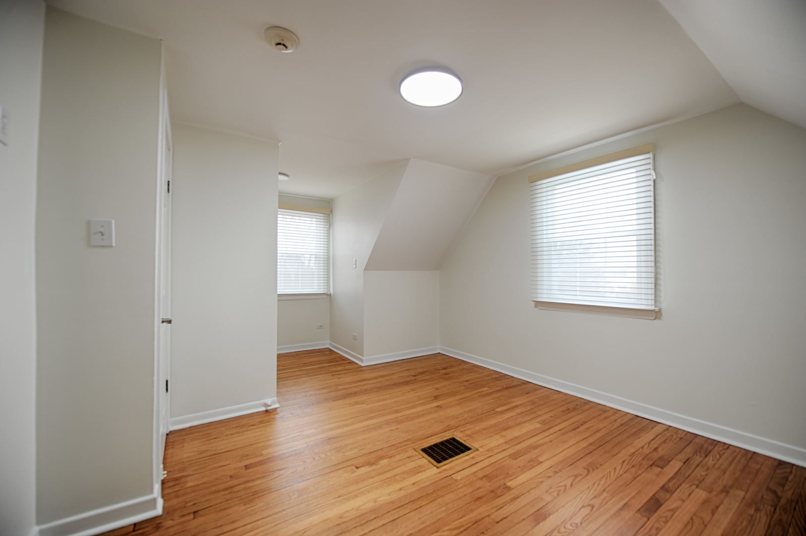 1457 Bristol Avenue, Westchester, IL 60154