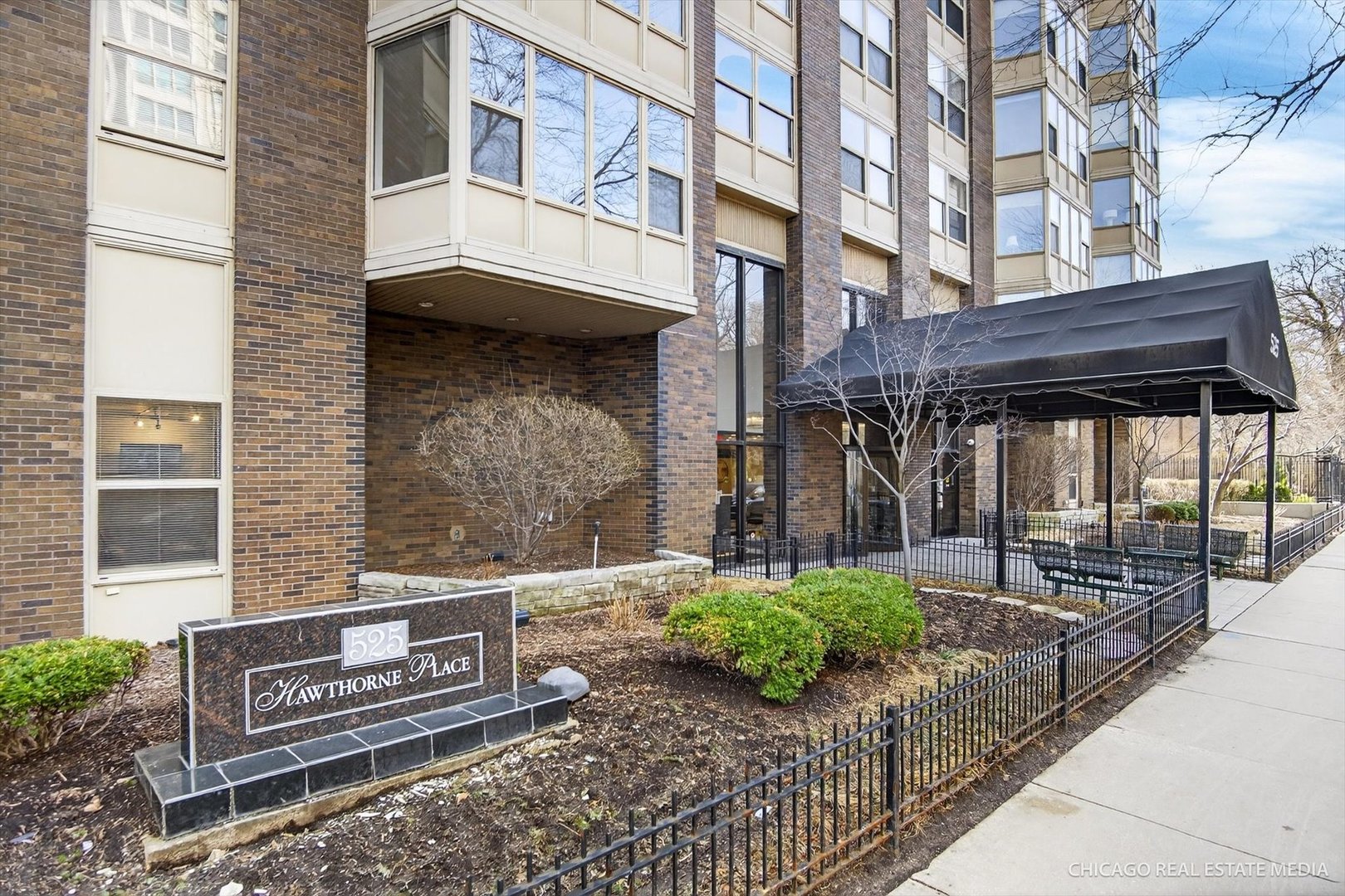 525 W Hawthorne Place #1001, Chicago, IL 60657