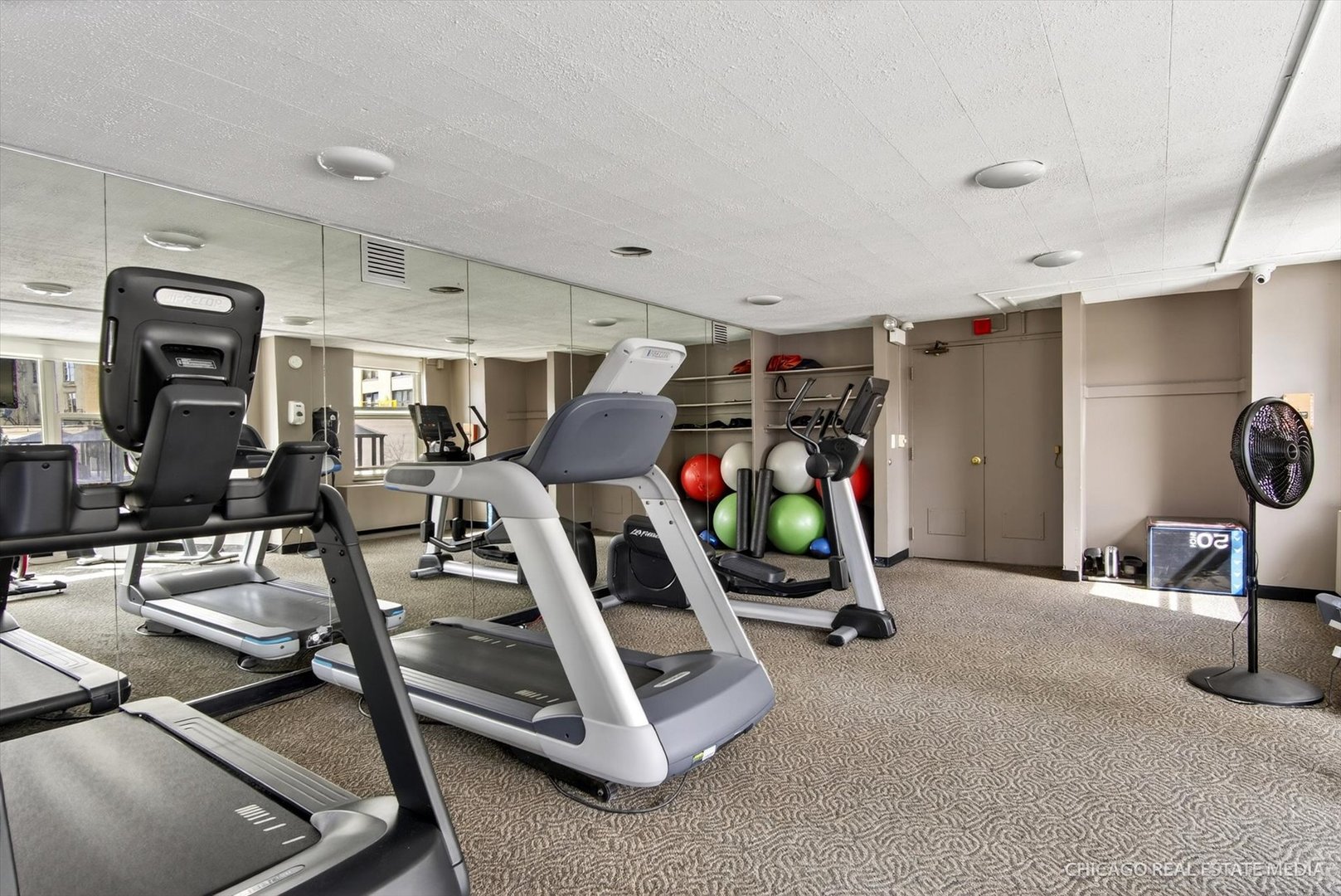 525 W Hawthorne Place #1001, Chicago, IL 60657