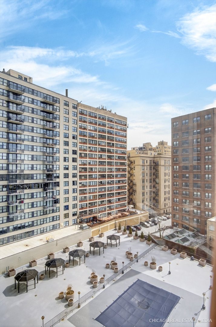 525 W Hawthorne Place #1001, Chicago, IL 60657