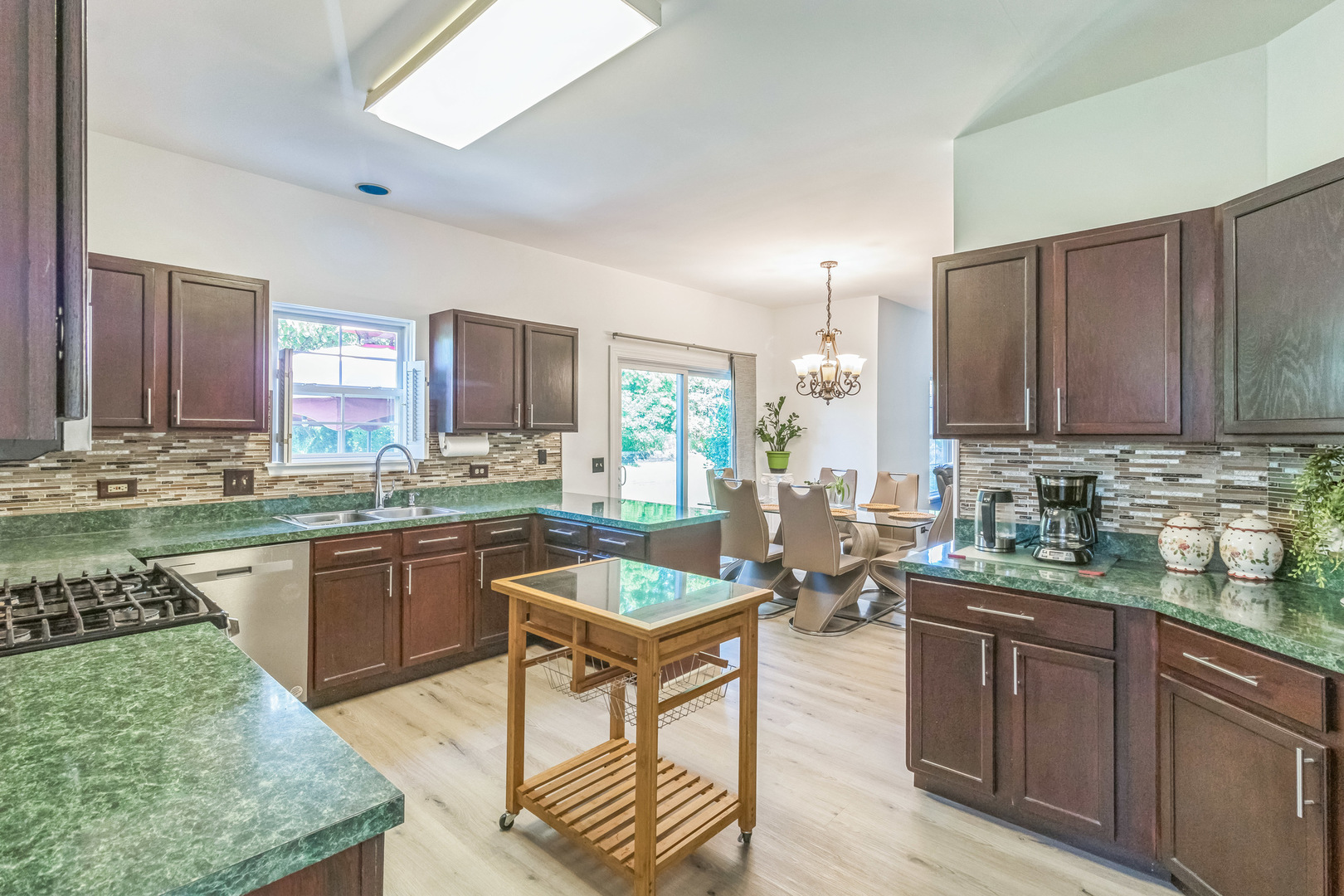 Lindenhurst, IL 60046