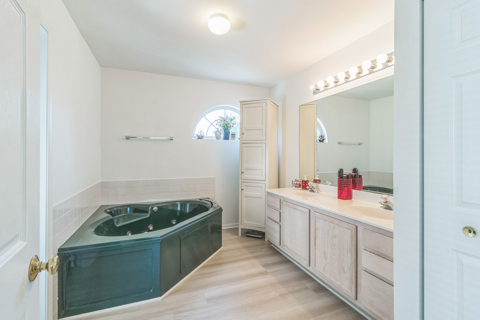 Lindenhurst, IL 60046