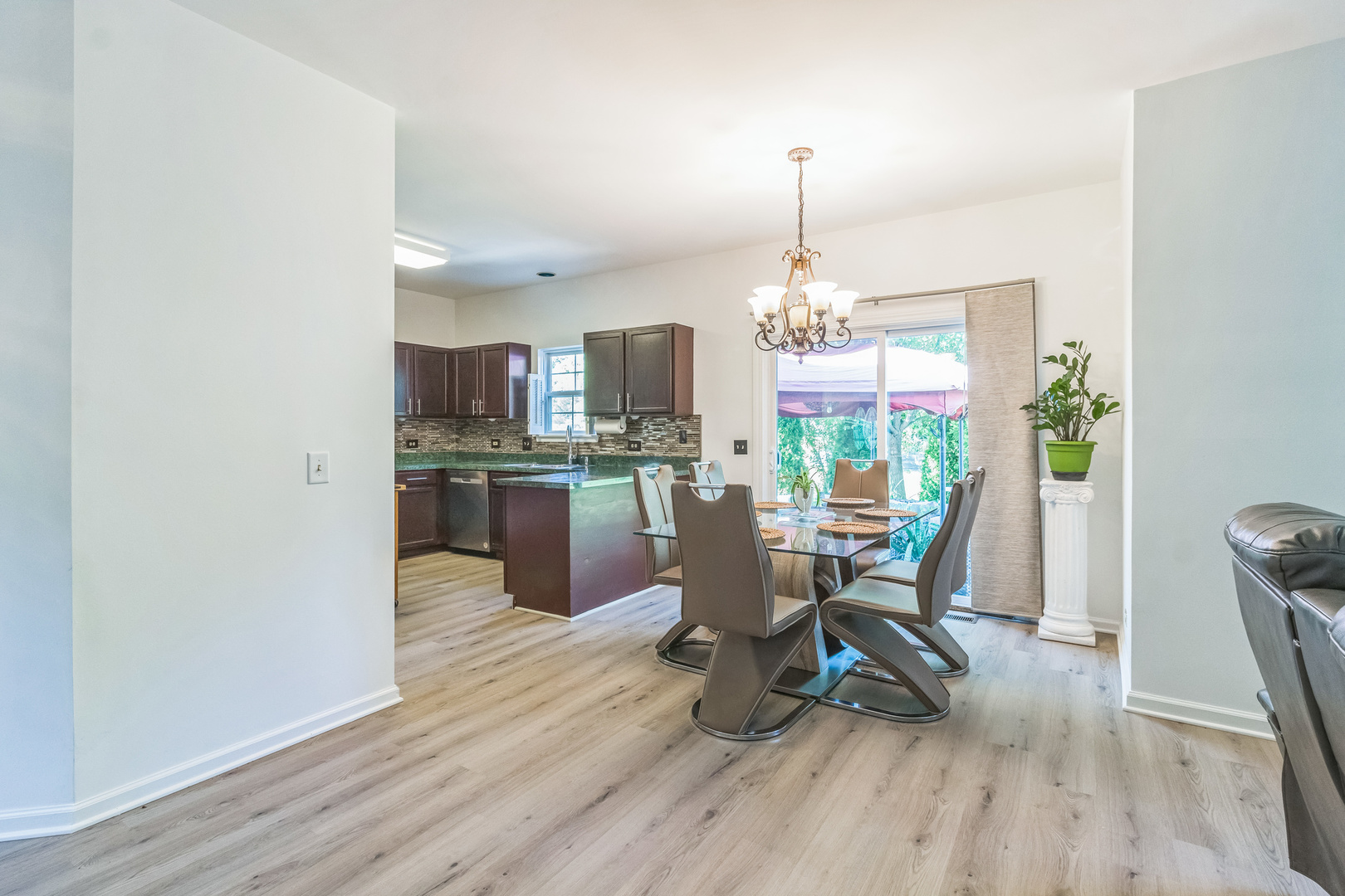 Lindenhurst, IL 60046