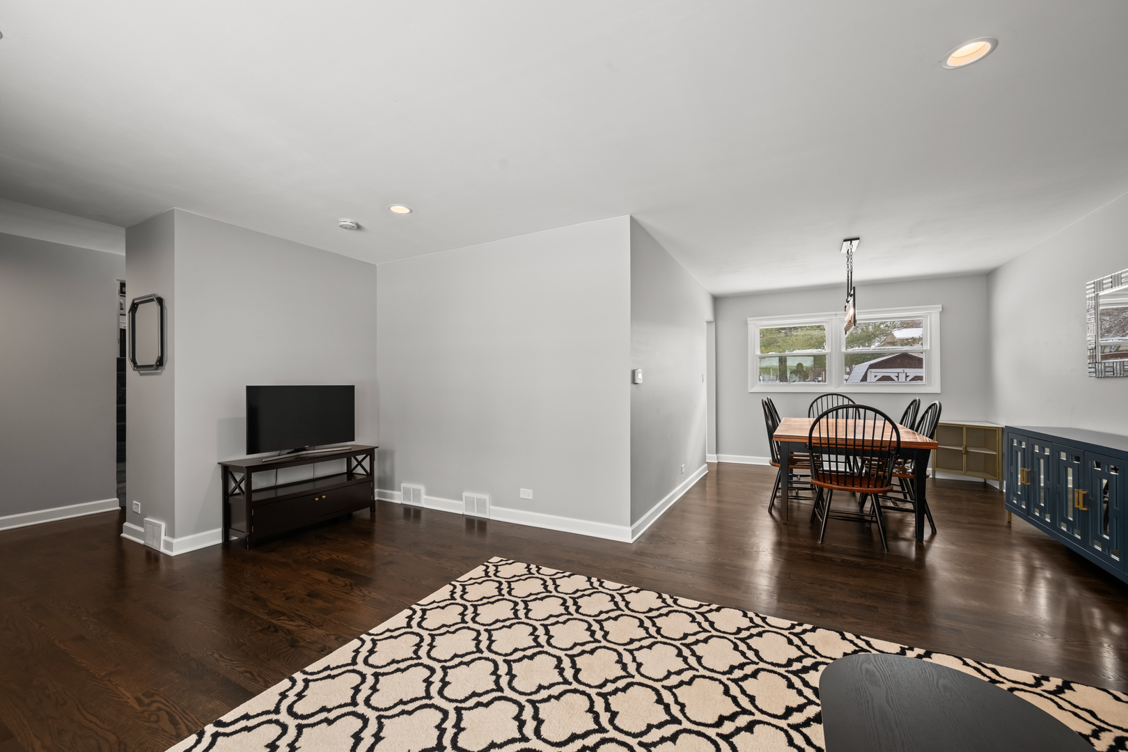 1919 N Pinetree Drive, Arlington Heights, IL 60004