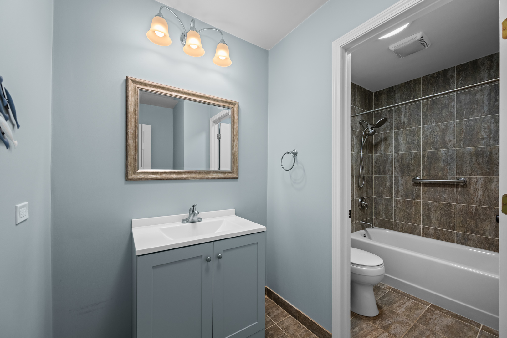 1919 N Pinetree Drive, Arlington Heights, IL 60004