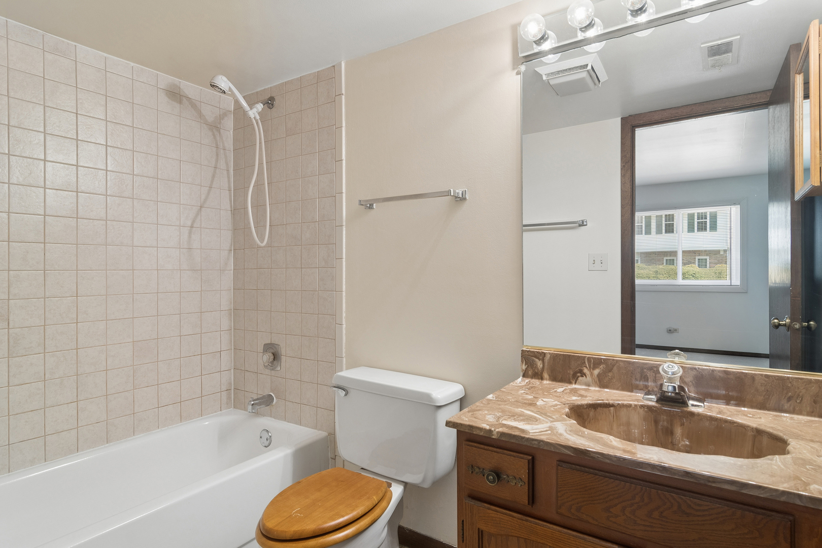 129 W Brandon Court #D14, Palatine, IL 60067