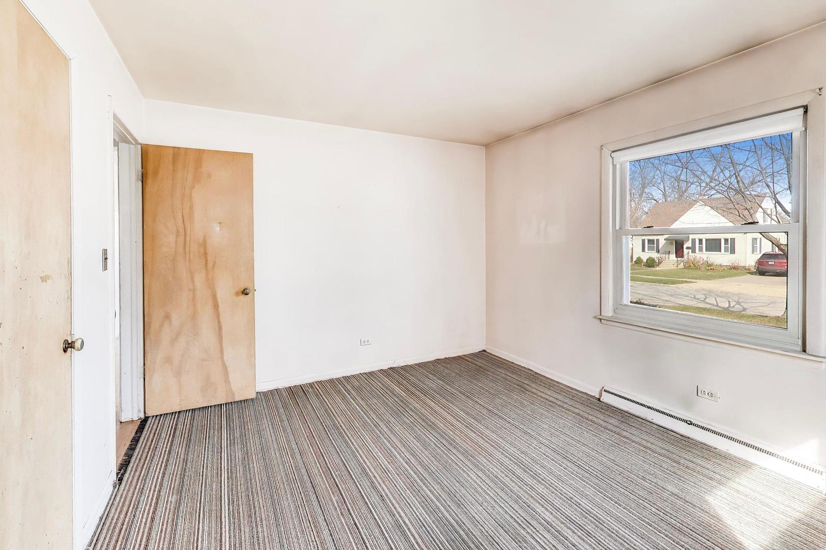 998 S Swain Avenue, Elmhurst, IL 60126