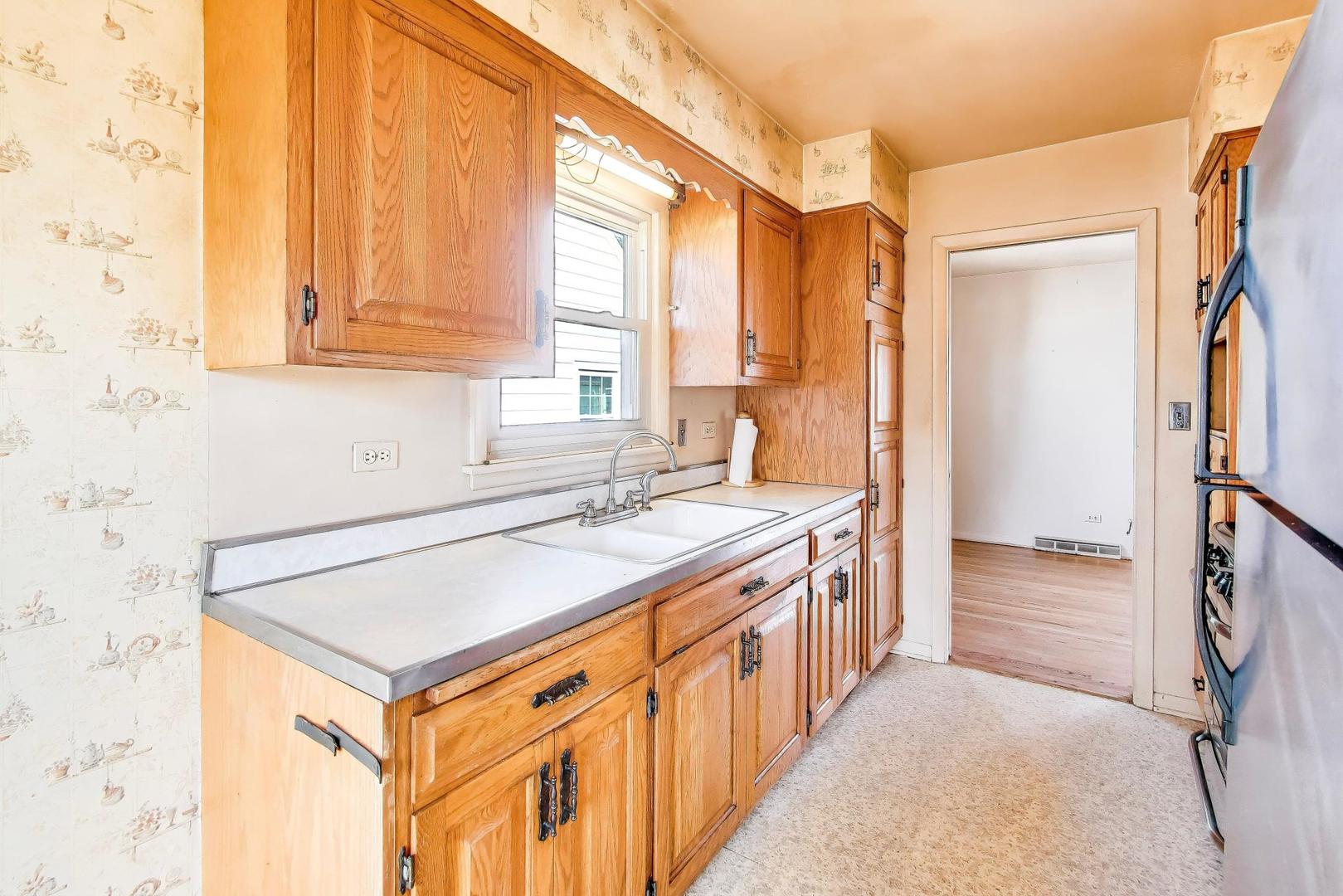 998 S Swain Avenue, Elmhurst, IL 60126