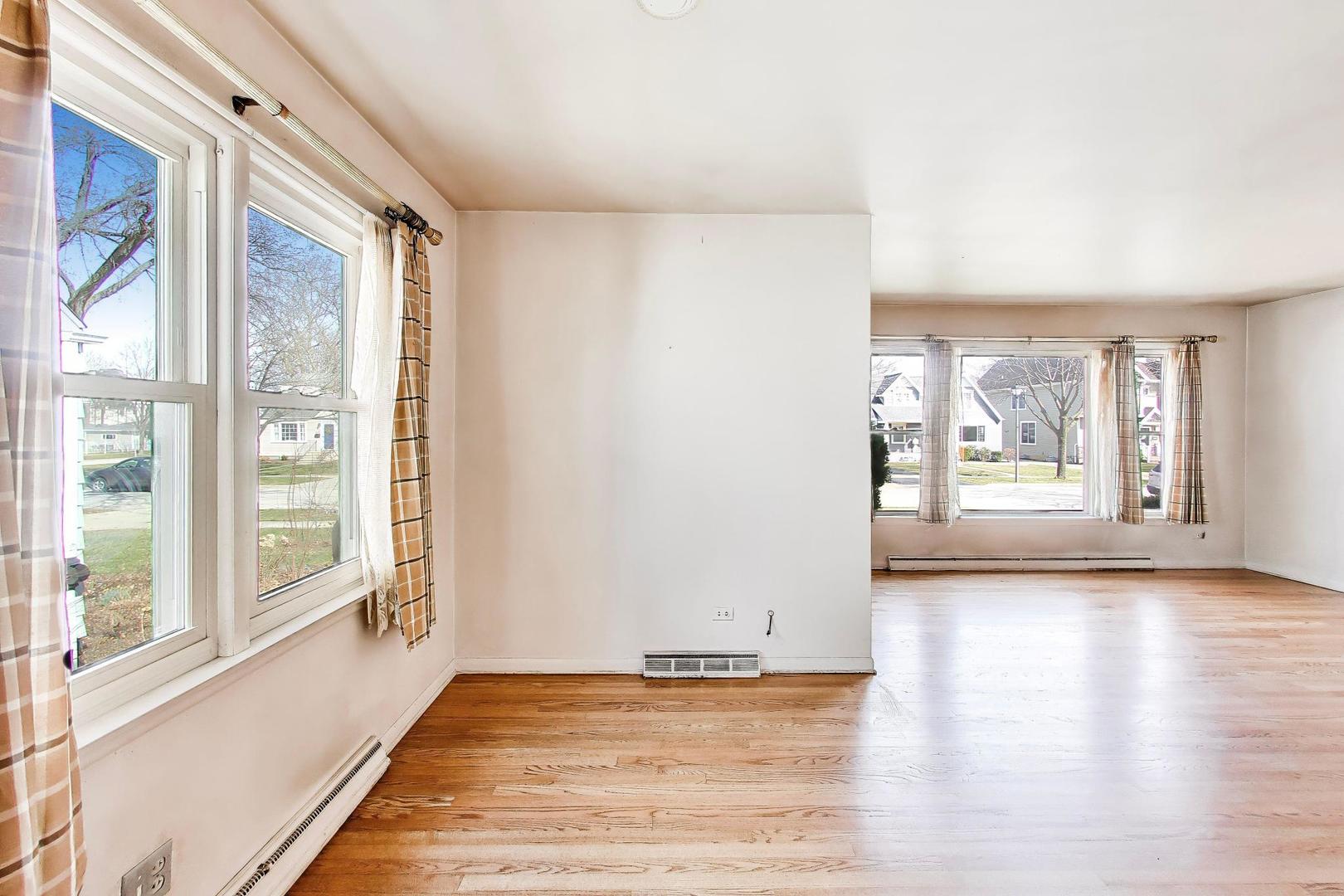 998 S Swain Avenue, Elmhurst, IL 60126