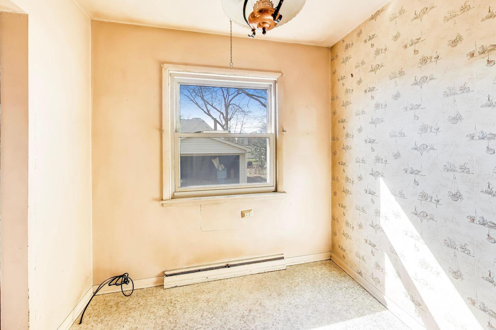 998 S Swain Avenue, Elmhurst, IL 60126