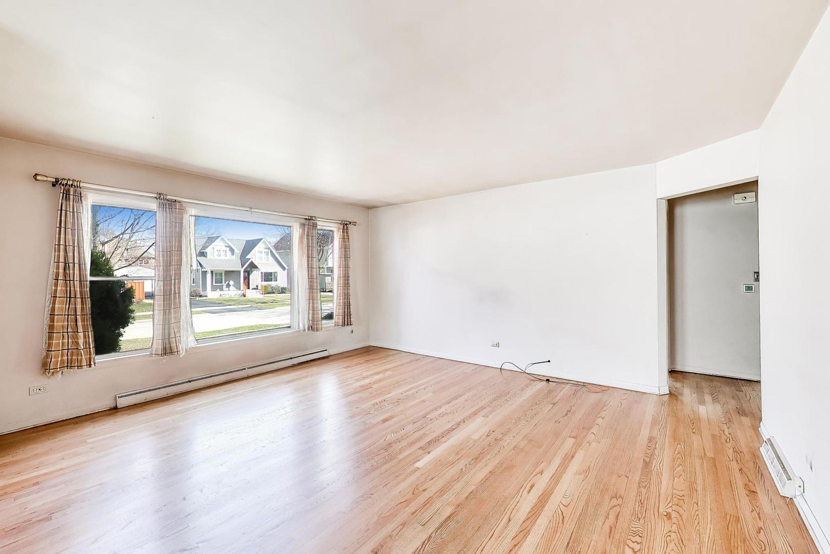 998 S Swain Avenue, Elmhurst, IL 60126