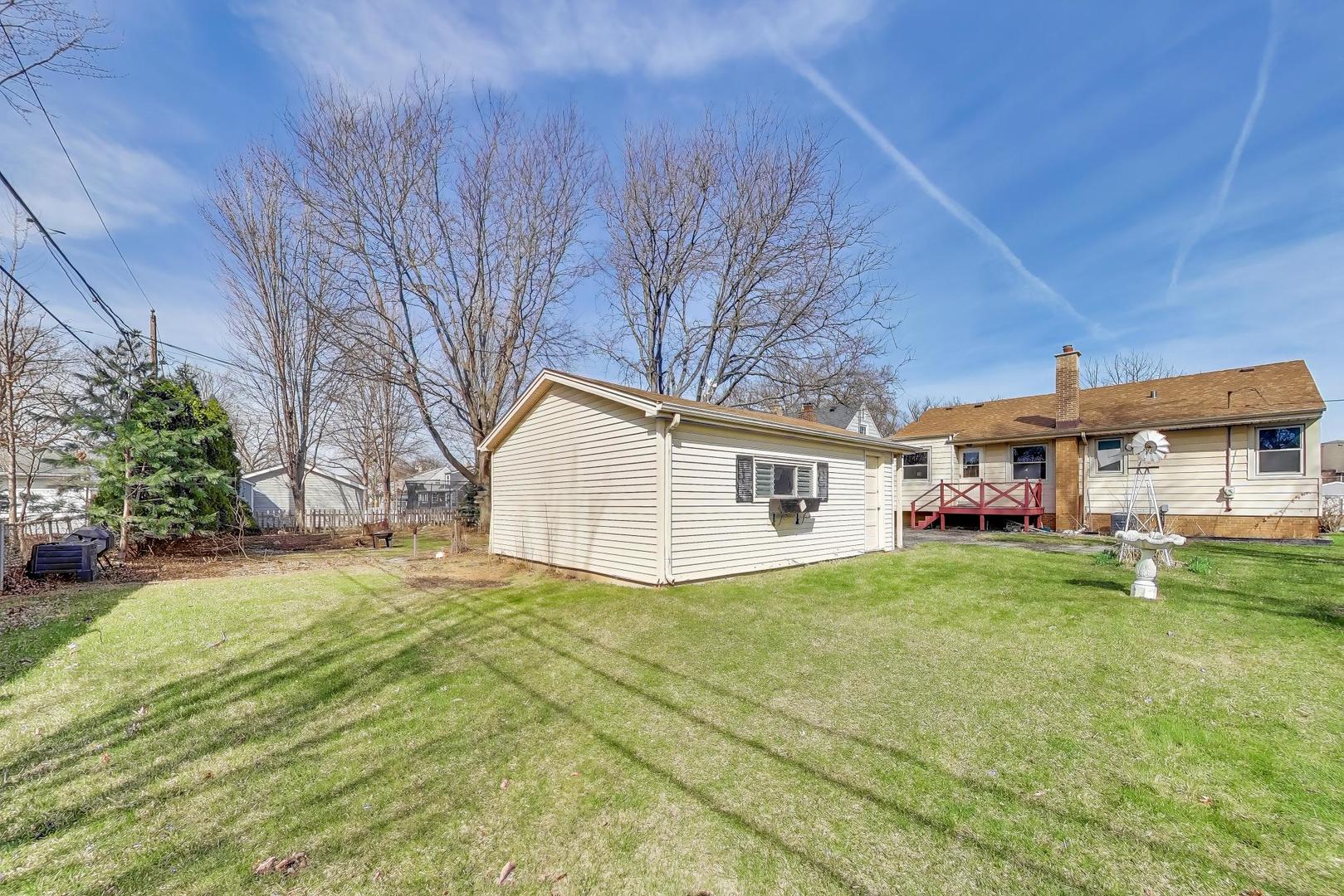 998 S Swain Avenue, Elmhurst, IL 60126