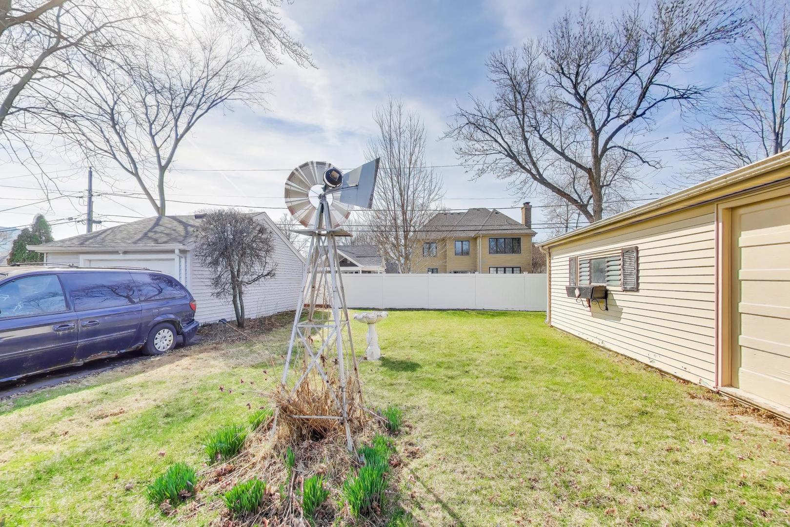 998 S Swain Avenue, Elmhurst, IL 60126