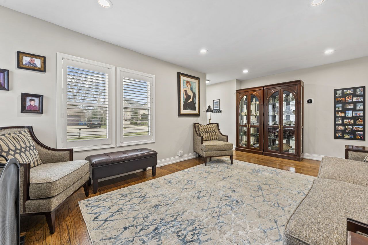 348 N Shady Lane, Elmhurst, IL 60126