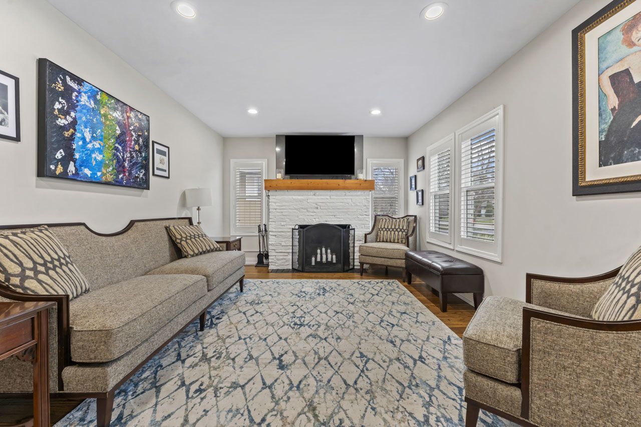 348 N Shady Lane, Elmhurst, IL 60126