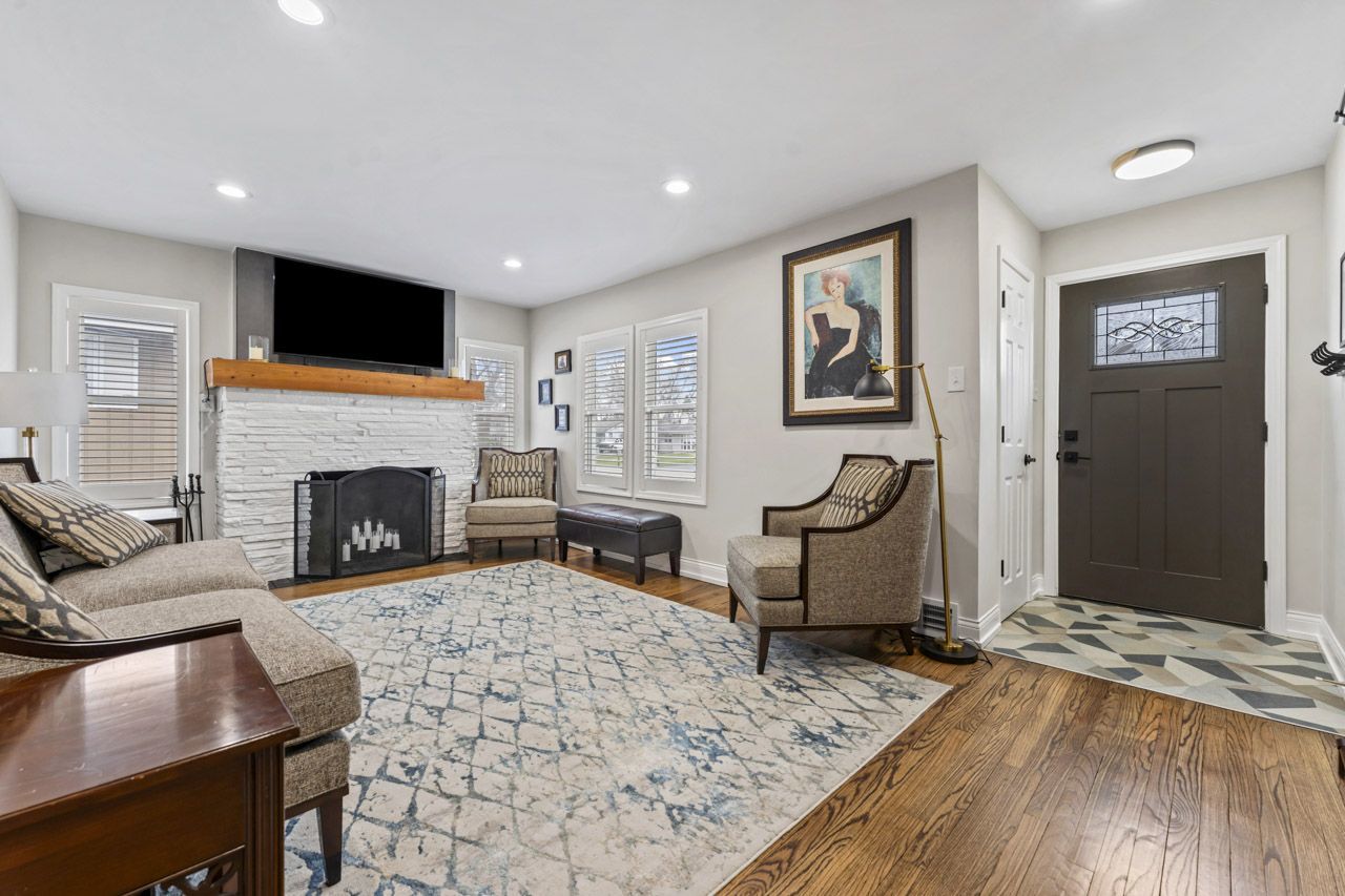 348 N Shady Lane, Elmhurst, IL 60126