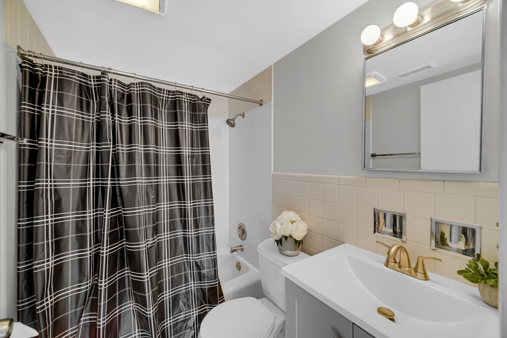 31 Wellington Avenue #2, Mundelein, IL 60060