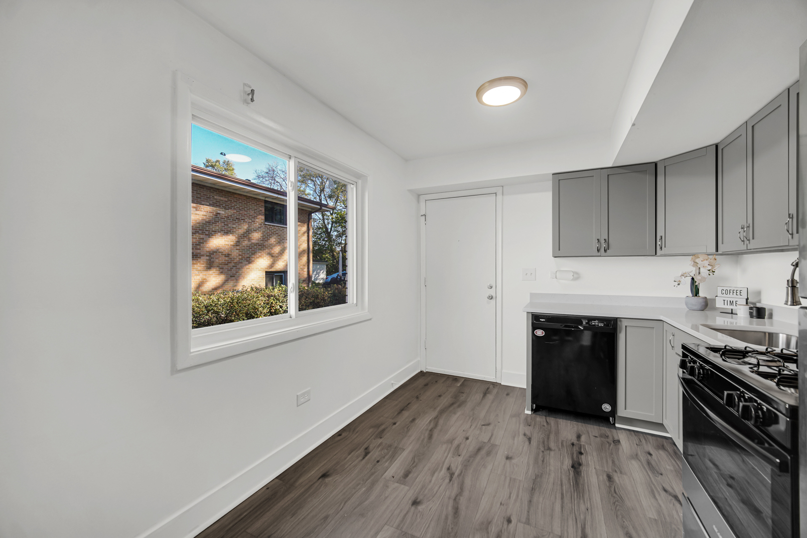 31 Wellington Avenue #2, Mundelein, IL 60060