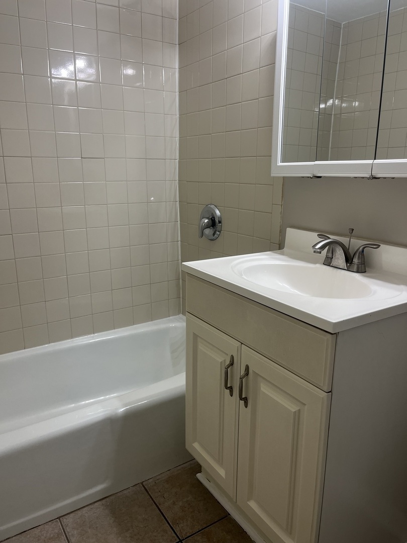 8817 S Roberts Road #11, Hickory Hills, IL 60457